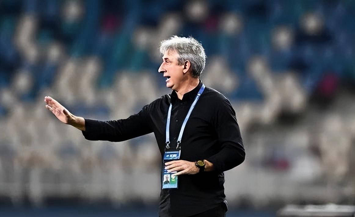 足球队主教练发声,誓言带队登顶 足球队主教练发声,誓言带队登顶