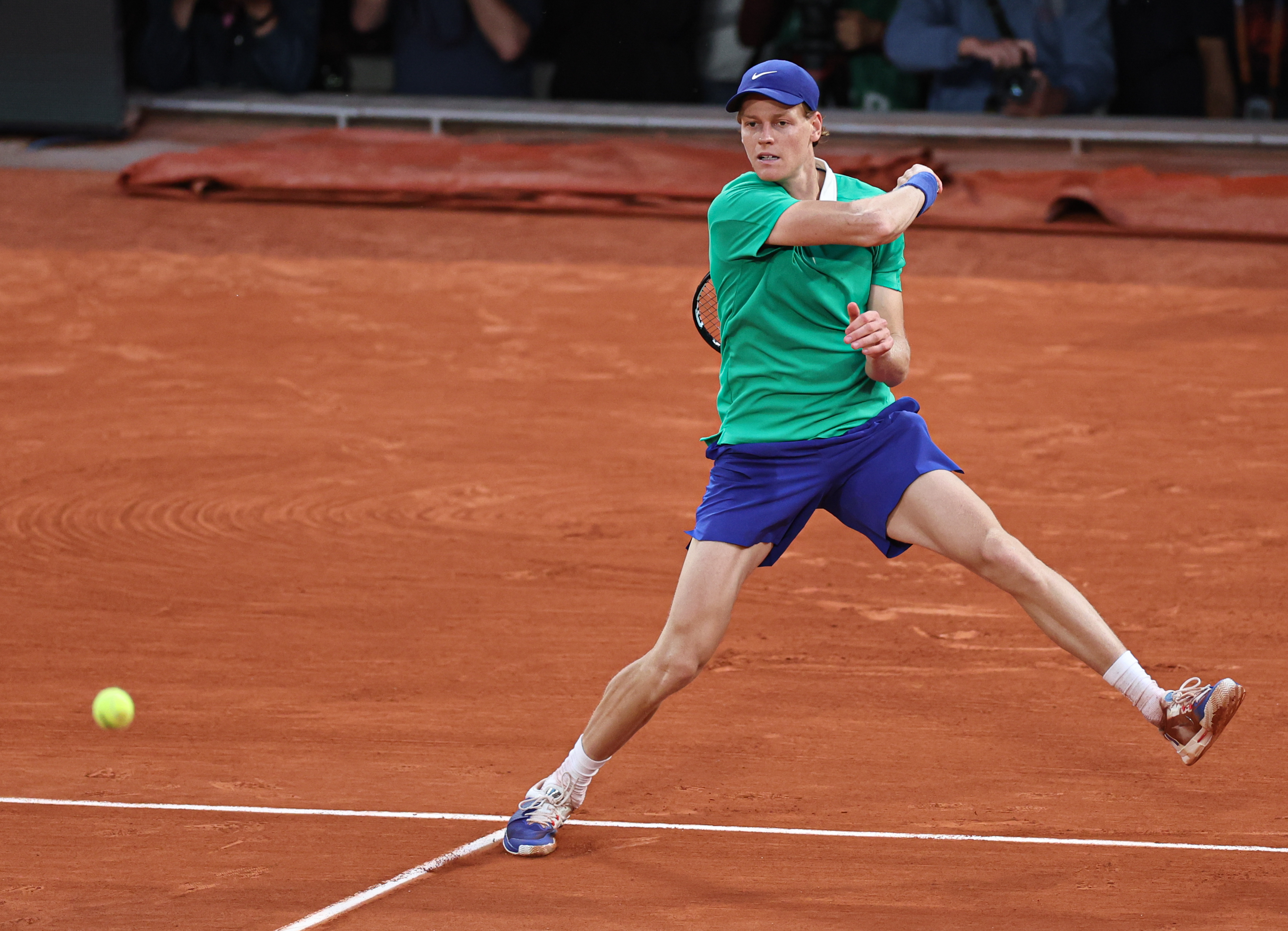 法网翻盘戴维斯杯，辛纳点燃赛场