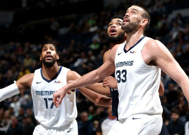 雄鹿鏖战灰熊，西亚卡姆扛起全队