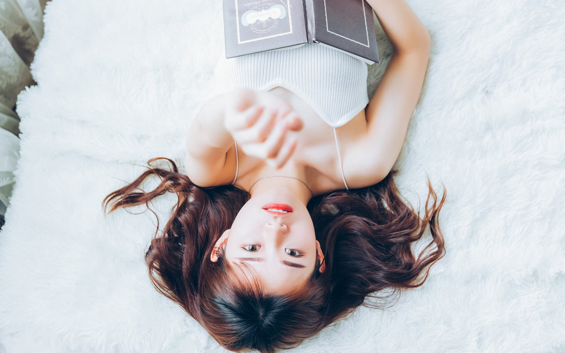 绿茵场上的地缘政治，一场比赛与一个灵魂的双重叙事